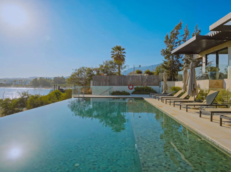Communal infinity pool beside the beach