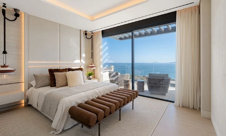 Principal suite opening onto a private solarium