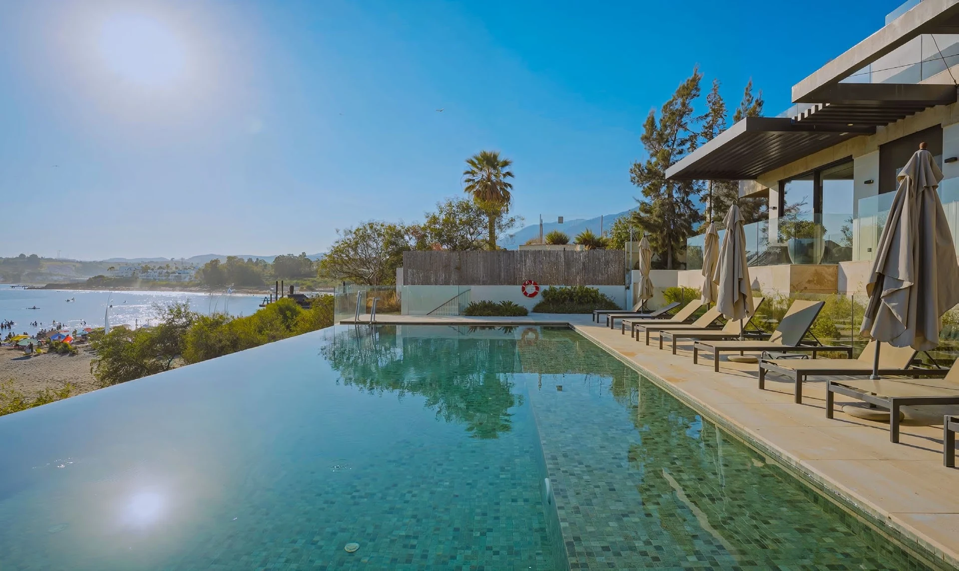 Communal infinity pool beside the beach