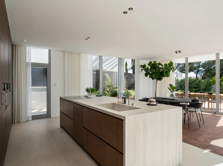 Fitted kitchen with central island