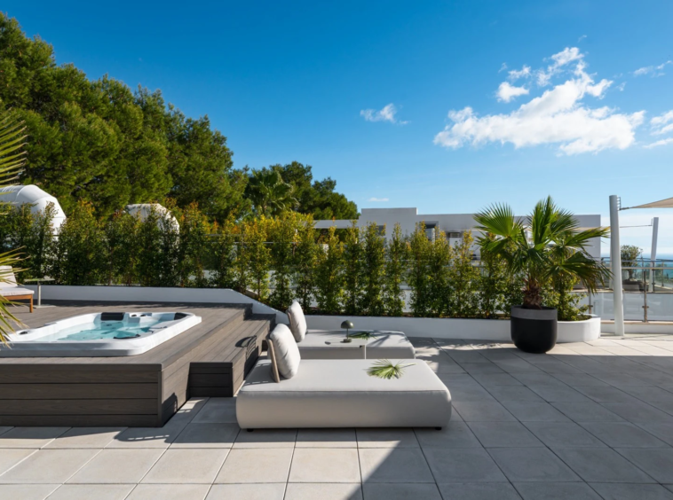 Rooftop jacuzzi and sunbathing terrace