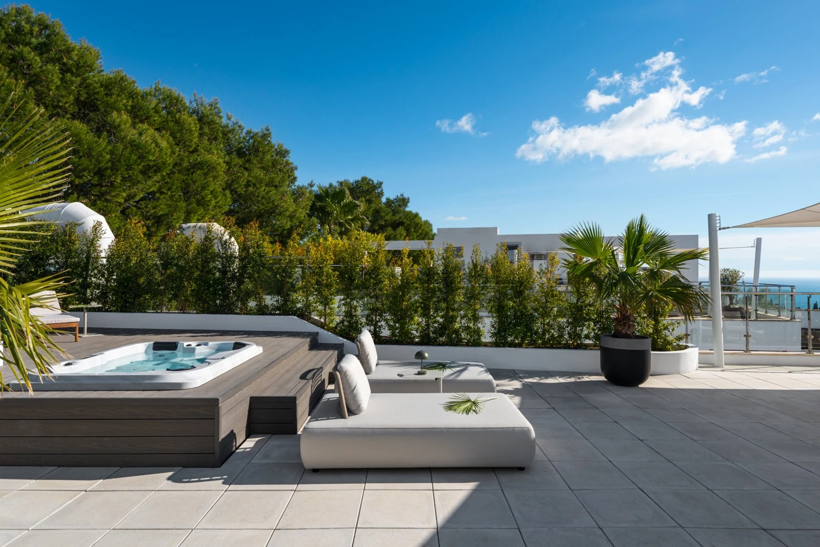 Rooftop jacuzzi and sunbathing terrace