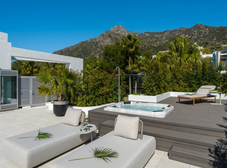 Solarium with jacuzzi and mountain views