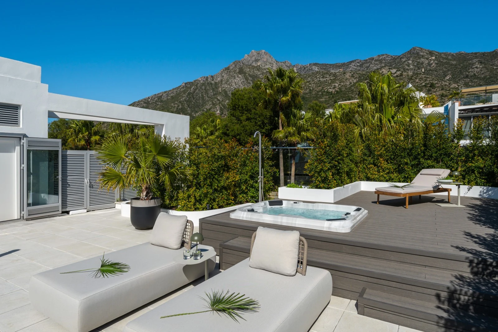 Solarium with jacuzzi and mountain views