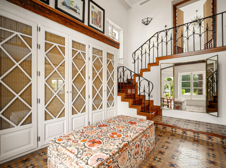 Decorative staircase and seating by the entrance