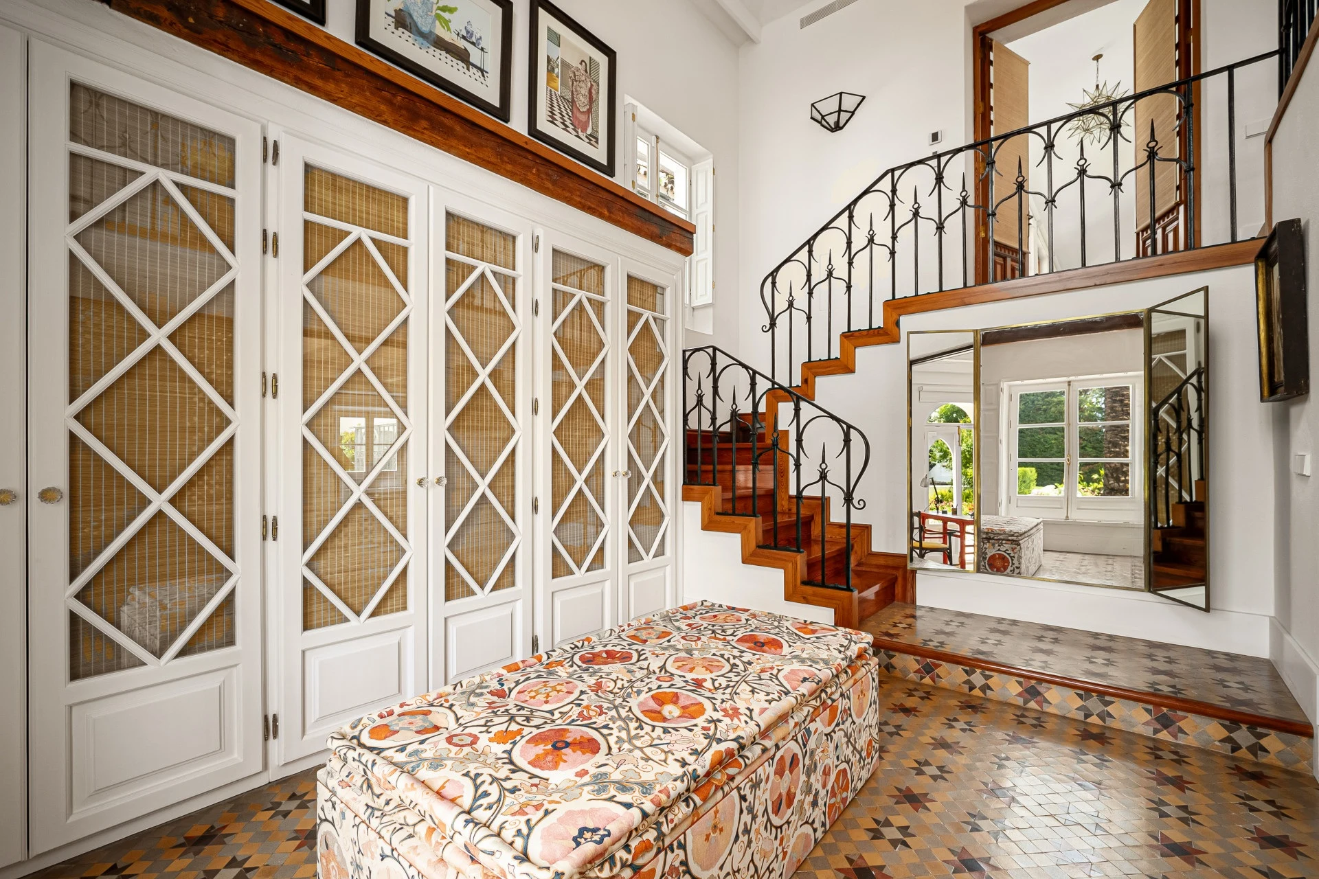Decorative staircase and seating by the entrance